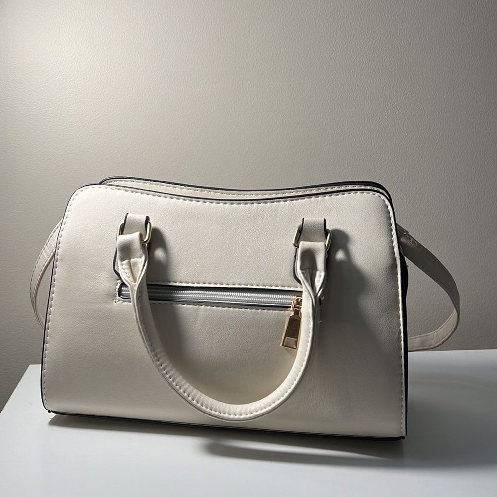 Elegant Floral Embroidered Handbag - Like New - Picture 2 of 6